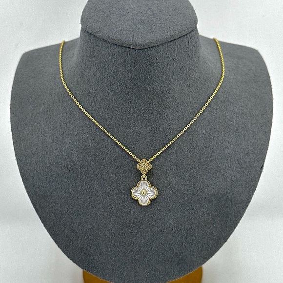 18K Gold Plated over 925 Solid Sterling Silver Mother of Pearl Clover Necklace - Picture 3 of 8